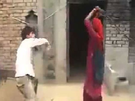 నిధి కోసం మహిళతో నగ్న పూజలు చేయించిన స్వామీజీ...తరువాత ఆమే చితకబాదింది!