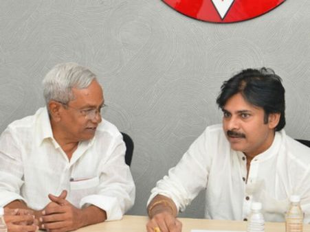 పవన్ కళ్యాణ్ మాతోనే ఉన్నారు: బాబు, మోడీపై మధు ఫైర్