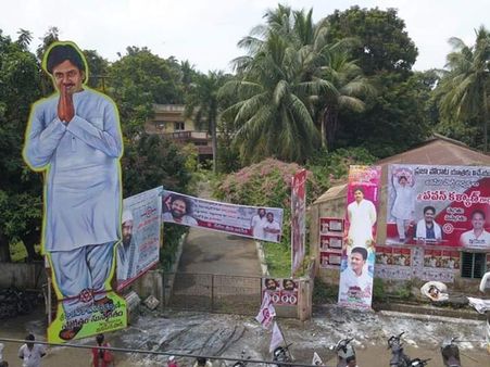 కవాతులో కారులోనే పవన్ డ్యాన్స్ చేస్తూ ఉత్సాహం: తొక్కిసలాట డౌట్, భారీగా పోలీసులు