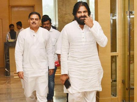 పవన్ కళ్యాణ్! జగన్‌తో వెళ్తే జాగ్రత్త: టీడీపీ వార్నింగ్, లక్నోలో జనసేనాని బిజీ (ఫోటోలు)