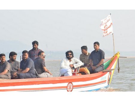 లోకేష్ సర్పంచ్‌గా కూడా గెలవలేరు, జగన్‌లా కాదు: పవన్, ‘కులాన్ని తిడితే కోపం రాదా?’