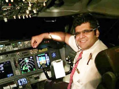 188మందితో సముద్రంలో కుప్పకూలిన విమానం: నడిపింది ఇండియన్ పైలట్, బదిలీ కోరిన నెలల్లోనే..