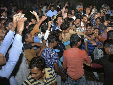 రైలు ప్రమాదం తర్వాత కనిపించని నిర్వాహకులు, సిద్ధూ రాజీనామాకు డిమాండ్