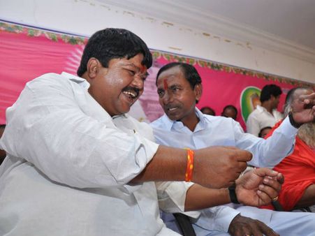 అందుకే సస్పెండ్ చేశారా? కేసీఆర్ వెంట తెలంగాణ ద్రోహులు: రాములు నాయక్ కంటతడి