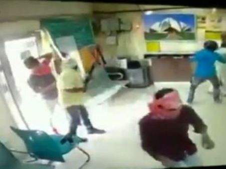 దేశ రాజధానిలో పట్టపగలే బ్యాంక్ దోపిడీ: క్యాషియర్‌ను కాల్చేసి, డబ్బు చోరీ(వీడియో)