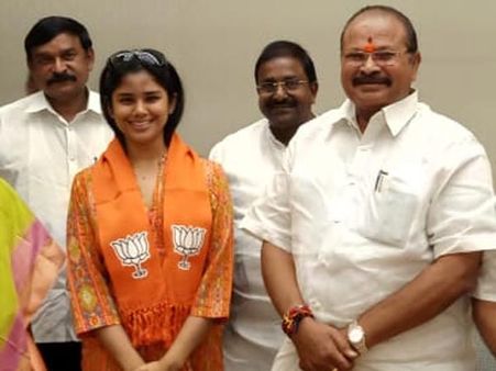 షాక్: బీజేపీలో చేరిన అశోక్ గజపతి రాజు సోదరుడి కూతురు, ఎవరీ సంచిత?