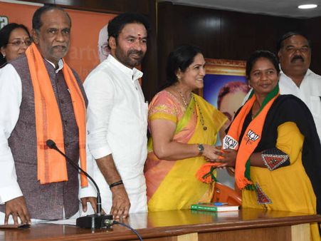 మజ్లిస్‌పై బీజేపీ బడా ప్లాన్: అక్బరుద్దీన్‌పై ఓయు విద్యార్థిని షెహజాదీ పోటీ, ఎవరీమే?