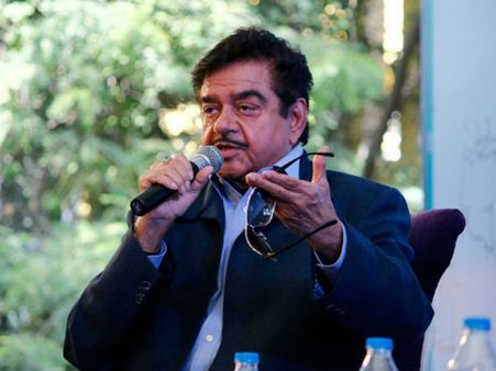 బీజేపీని ఓడించండి: రెబల్ ఎంపీ శత్రుఘ్న సిన్హా షాకింగ్ కామెంట్స్