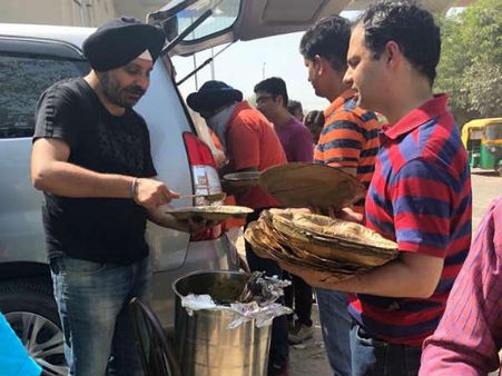 దేవుడే మనిషై వస్తే: పేదవారికి ఈ వ్యక్తి దేవుడితో సమానం ఎందుకో తెలుసా..?