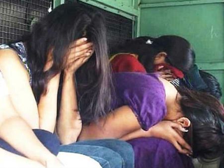 స్పా పేరిట సెక్స్ రాకెట్: యువతీయువకుల అరెస్ట్: ఎస్ఐ లైంగిక వేధింపులు?