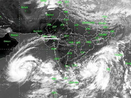 ముంచుకొస్తున్న ముప్పు...రెండు సముద్రాల్లో రెండు తుఫాన్లు:బంగాళాఖాతంలో 