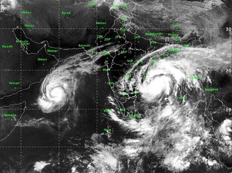 తీవ్ర రూపం దాల్చిన ‘టిట్లీ’ తుఫాను: ఏపీ, ఒడిశాల్లో రెడ్ అలర్ట్, తీరం దాటే అవకాశం