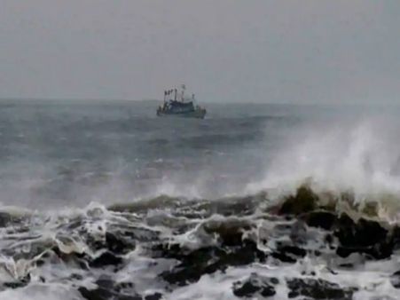 పంజా విసురుతున్న టిట్లీ తుపాను...ఐదుగురు విశాఖ మత్స్యకారుల గల్లంతు