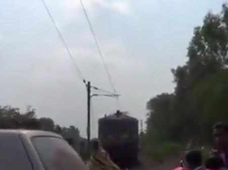 ఇదీ మన ఇండియా!: రైలే ఆగింది కానీ.. వాహనదారులు మాత్రం ఆగరు(వీడియో)