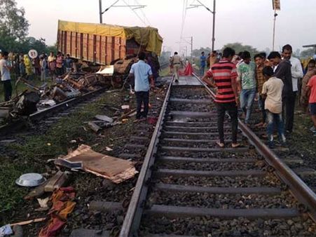 రాజధాని ఎక్స్‌ప్రెస్‌ను ఢీకొన్న ట్రక్: డ్రైవర్‌కు తీవ్ర గాయాలు