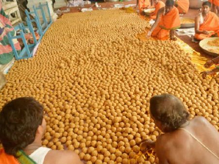 తిరుమల శ్రీవారి ఆలయంలో సిబ్బంది చేతివాటం...రూ.10 లక్షల శ్రీవారి లడ్లు దారి మళ్లింపు