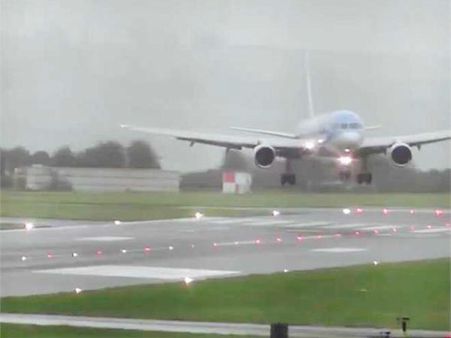 ఓ వైపు గాలులు, మరోవైపు మంచు: ఈ పైలట్ విమానాన్ని ఎలా దింపాడో చూడండి (వీడియో)