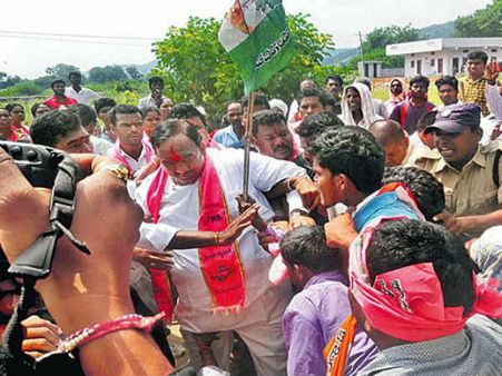 సహనం కోల్పోయిన టీఆర్ఎస్ మాజీ ఎమ్మెల్యే: బూటు కాలితో తన్నుతూ..!