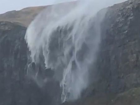 ఈ అద్భుతాన్ని నమ్ముతారా?: వెనక్కి వెళ్లిన జలపాతం, కారణం ఇదే