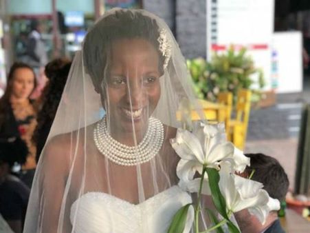 కలికలాం: లక్ష్యాలకు పెళ్లి అడ్డంకిగా మారిందని స్వీయవివాహం చేసుకున్న మహిళ