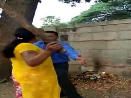 రుణం కోసం వెళితే కోరిక తీర్చాలంటూ.: మేనేజర్‌ను కర్ర, చెప్పుతో చితకబాదిన మహిళ(వీడియో)