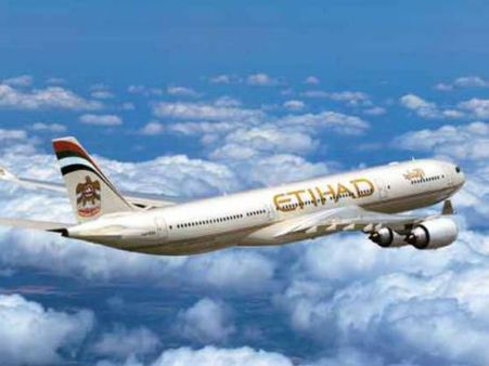 విమానంలో పండండి బిడ్డకు జన్మనిచ్చిన మహిళ: ముంబైకి మళ్లింపు..