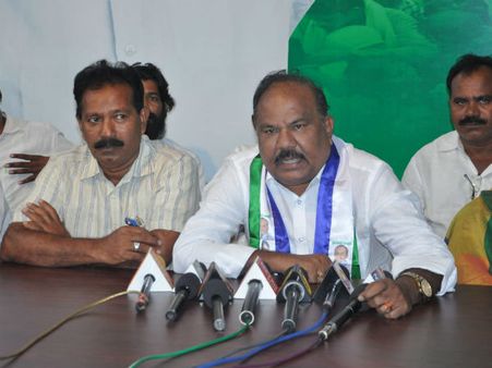 నిజాయితీకి బహుమానం బదిలీ...ఆ హామీ తీసుకునే పోస్టింగులు:ఐపిఎస్ ల బదిలీపై వైసిపి ధ్వజం