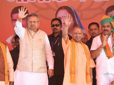 20ఏళ్లు చిన్నవాడైన యోగి ఆదిత్యనాథ్ కాళ్లు మొక్కిన సీఎం రమణ్ సింగ్(వీడియో)