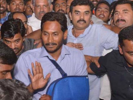 జగన్‌పై దాడి ఆరోజే ఎందుకు?: మూడు నెలలుగా విశాఖ నుంచే, ఐనా ఎన్నడూ కలవని శ్రీనివాస్.!