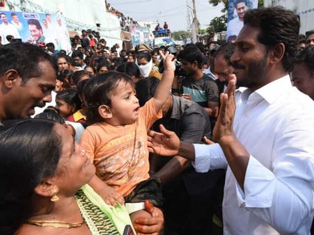 బహిరంగ సభలో స్పీచ్ ఆపి, అంబులెన్స్‌కు దారి చూపి, బాబుపై జగన్ వ్యంగ్యాస్త్రాలు