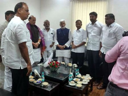 జగన్‌పై దాడి: ప్రాణాలు పోయేవి, ‘వెన్నుపోటు-దాడి వరకు’ బాబుపై రాజ్‌నాథ్‌‌‌‌కి వైసీపీ ఫిర్యాదు