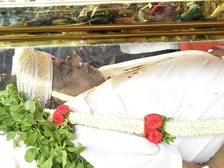 రెబల్ స్టార్ ను చూసి సూపర్ స్టార్ కన్నీరు, ప్రాణ స్నేహితుడు, యుద్దవిమానంలో మండ్యకు, హైఅలర్ట్ !