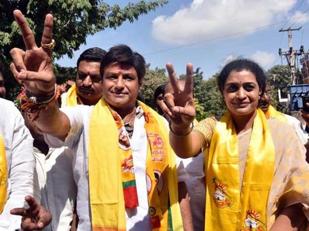 సుహాసిని నామినేషన్ సందర్భంగా, సోదరుడు హరికృష్ణ మృతిపై నోరు జారిన బాలకృష్ణ