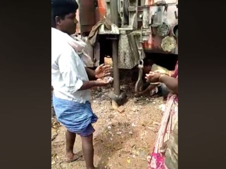 ఈ విచిత్రం వాస్తవమేనా?: నీళ్ల కోసం బోర్ వేస్తే నాణేలు బయటపడ్డాయి!