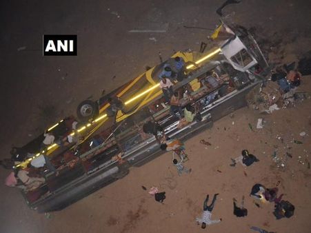 ఒడిశాలో ఘోర ప్రమాదం: 30 మంది ప్రయాణీకులతో నదిలో పడిన బస్సు