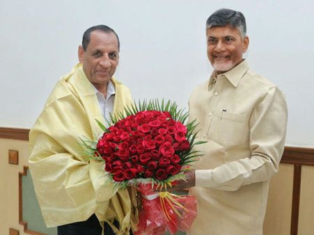 గవర్నర్‌తో చంద్రబాబు ఏకాంత భేటీ, దాదాపు గంట చర్చలు: ఈ అంశాలపై చర్చ!
