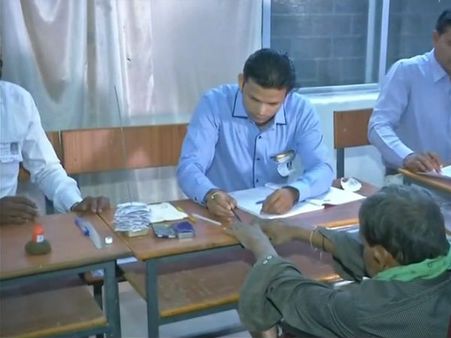 ఛత్తీస్‌గఢ్‌లో కొనసాగుతున్న తొలిదశ పోలింగ్...దంతెవాడలో నక్సల్స్ దాడి