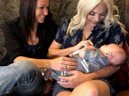 డాక్టర్ల అరుదైన ప్రయోగం: మెడికల్ హిస్టరీ, ఇద్దరు అమ్మాయిలకు మగబిడ్డ పుట్టాడు