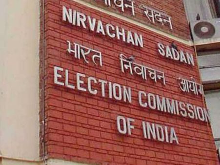 ప్రారంభమైన ఎన్నికల సంఘం తాఖీదులు, ఎవరెవరికి ఇచ్చారంటే?