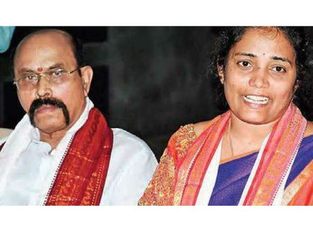 దుర్గ గుడిలో మరో వివాదం;దసరా బ్రహ్మోత్సవాల్లో అక్రమాలు; బెదిరింపులపై ఈవో పోలీసులకు ఫిర్యాదు