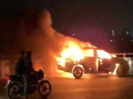 వీడియో వైరల్: కారులో నుంచి మంటలు...అందులోని వ్యక్తి ఎలా తప్పించుకున్నాడో చూడండి