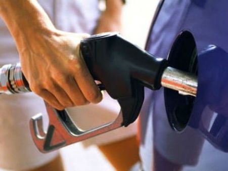 మళ్లీ తగ్గిన పెట్రోల్, డీజిల్ ధరలు: మొత్తంగా ఎంత తగ్గిందంటే?