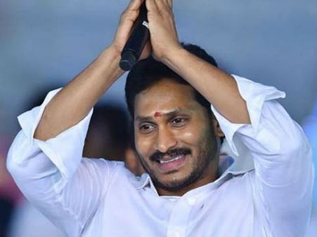 పాదయాత్రని పున:ప్రారంభించేందుకు...విశాఖపట్టణం ఎయిర్‌పోర్ట్‌కు జగన్‌ రాక