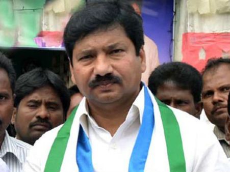 జగన్‌పై హత్యాయత్నం, ఐడీ కార్డ్: జోగి రమేష్ విచారణ, పోలీస్ స్టేషన్ వద్ద ఉద్రిక్తత