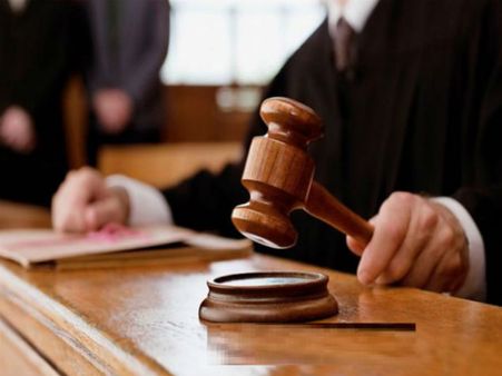 తీర్పు చెప్పాల్సిన జడ్జీనే దారి తప్పాడు..ఇంతకీ ఏంచేశాడు..?