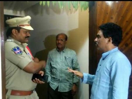 సోదాలు, జీపీ రెడ్డి ఇంట్లో అర్ధరాత్రి హైడ్రామా: నా ఫ్రెండ్‌ని వేధిస్తారా.. పోలీసులకు లగడపాటి క్లాస్