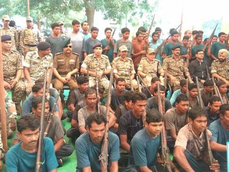 ఇదీ ప్రభుత్వం అంటే!: మావోలకు భారీ దెబ్బ, పెద్ద ఎత్తున లొంగిపోయిన నక్సల్స్