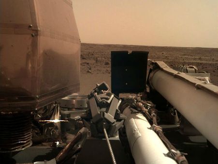 నాసా మరో విజయం: అంగారకుడిపైకి స్పేస్ క్రాఫ్ట్ ....తొలి ఫోటో విడుదల