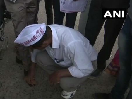 నడిరోడ్డులో షూ పాలిష్ చేస్తున్న ఎమ్మెల్యే అభ్యర్థి: ఓటర్ల ఆశీర్వాదం, నా అదృష్టంగా భావిస్తున్నా!