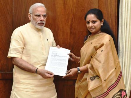 వారు ఏం రాసిచ్చారో కానీ: మోడీకి కవిత కౌంటర్, థ్యాంక్స్ అంటూ ప్రధాని వీడియోలు ట్వీట్